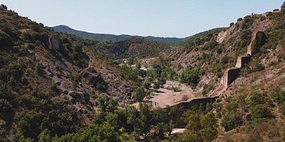 Les ruines du barrage de Malpasset, dont la rupture a causé plus de 400 morts.