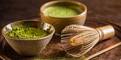 Élaboré à partir de thé vert réduit en poudre, le matcha séduit mais sa composition interroge.