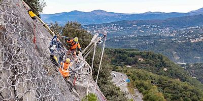 Comment sont remplacés les filets pare-blocs le long de l’autoroute ?