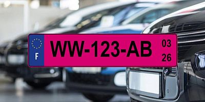 Désormais, les véhicules qui ont une immatriculation provisoire doivent avoir des plaques roses.