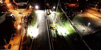 Grue en opération de nuit capturée par drone, vue aérienne