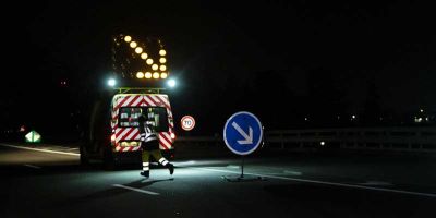 Travaux de nuit sur l'autoroute, éclairage nocturne