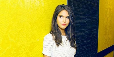 La chanteuse signe un album intime où se mêlent voyages, ruptures et liberté retrouvée.