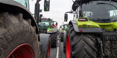 Manifestation d'agriculteurs avec tracteurs sur la route