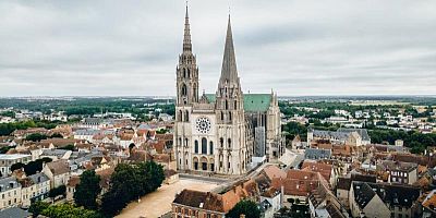 La cathédrale de Chartres où fut couronné Henri IV.