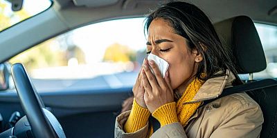 Une conductrice a perdu le contrôle de son véhicule en éternuant. Est-elle responsable ?