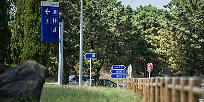 Sur les aires d’autoroute, une signalisation pensée pour éviter les erreurs