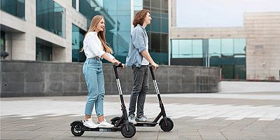 Deux utilisateurs de trottinettes électriques - illustration