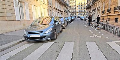 Stationnement : des milliers de places vont être supprimées près des passages piétons